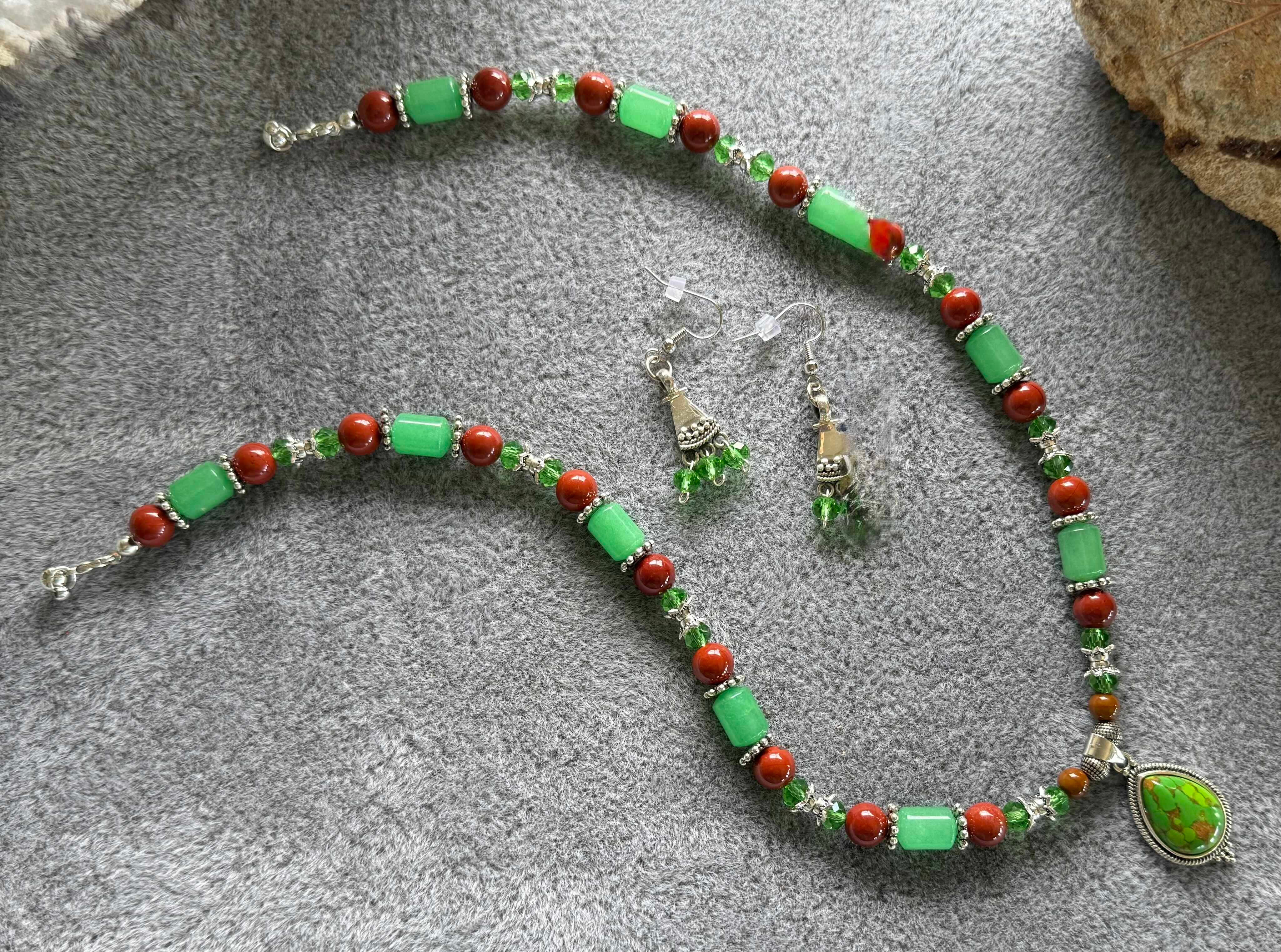 101  Green Gaspeite Pendant Necklace And Earring Set