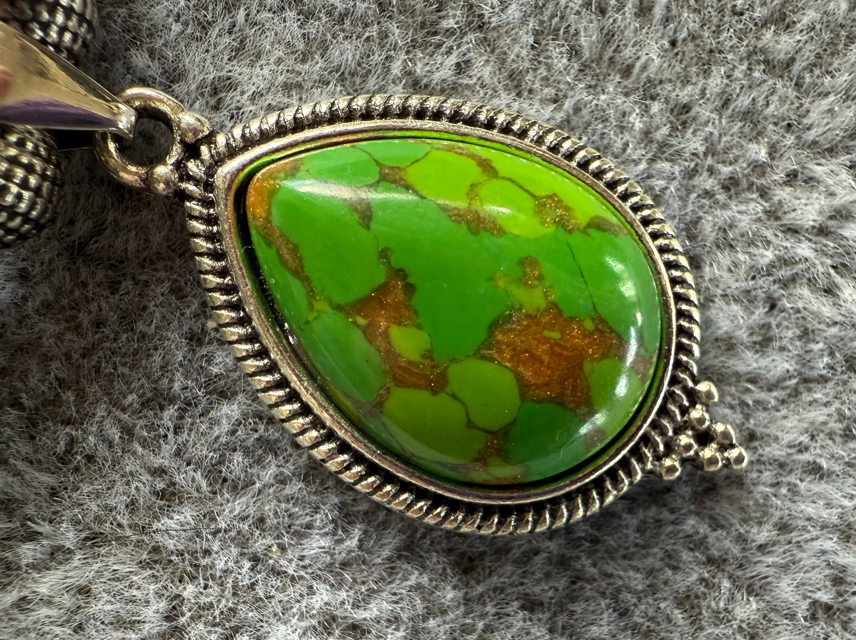 101  Green Gaspeite Pendant Necklace And Earring Set