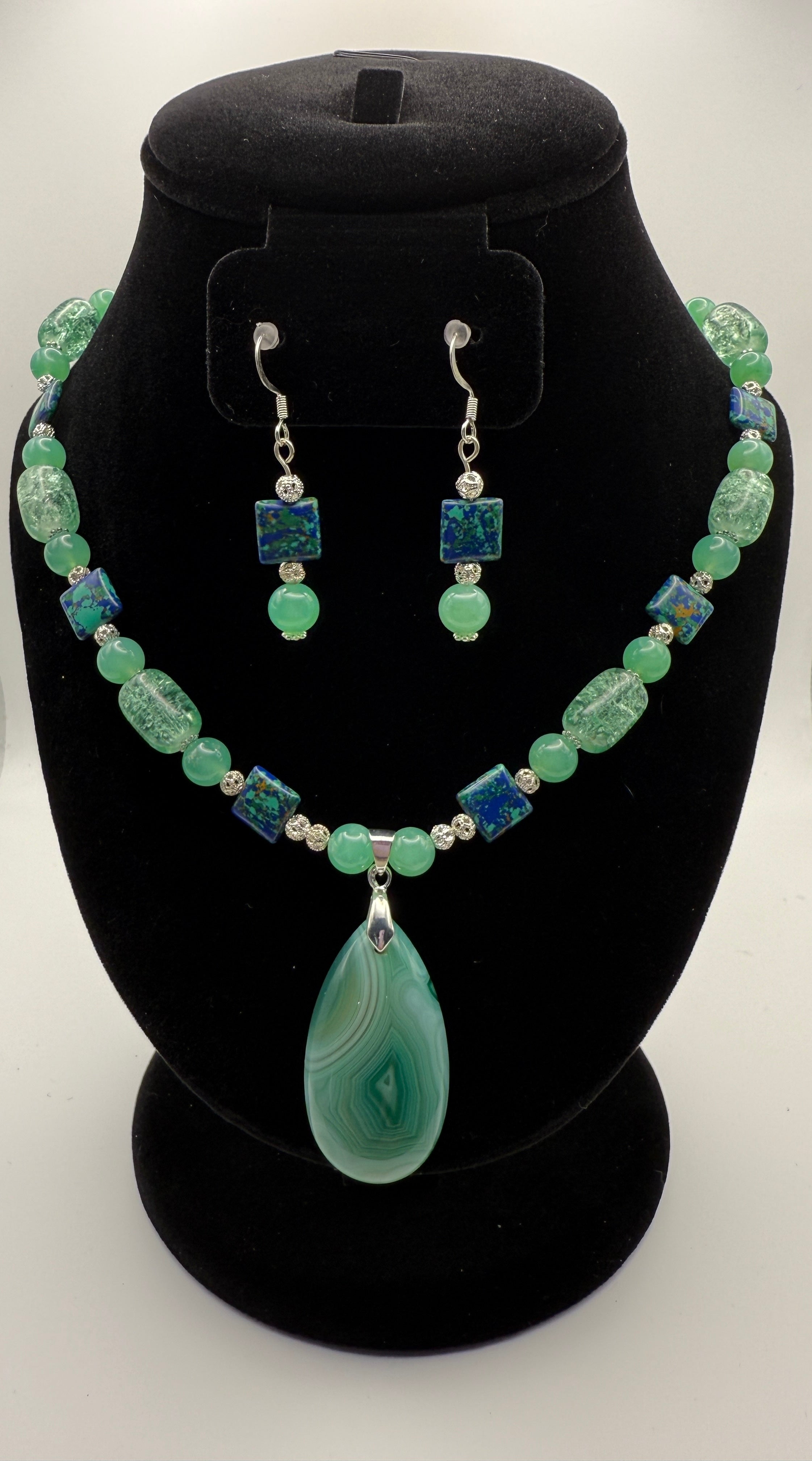 122  Beautiful Green Agate Pendant Necklace And Matching Earrings