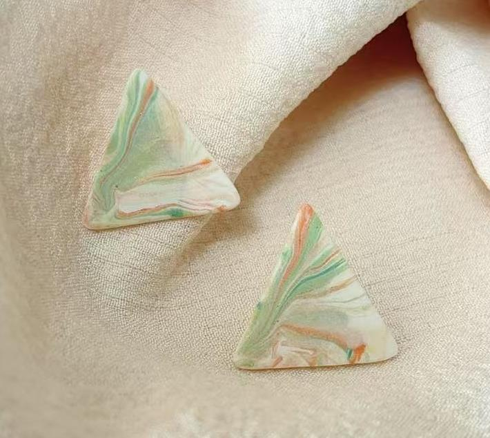 Flowing Clouds by the Ears