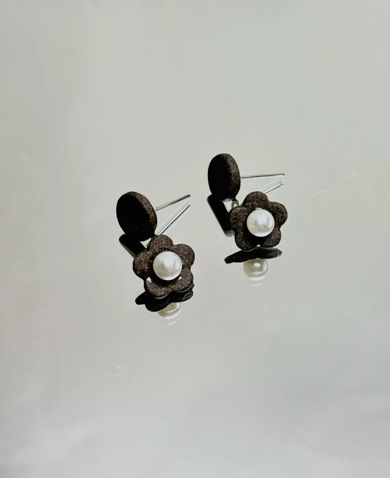 Flowing Clouds by the Ears