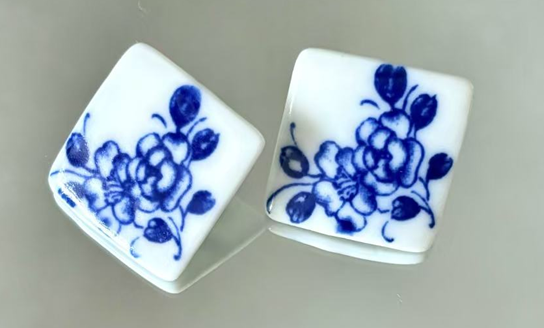 Flowing Clouds by the Ears