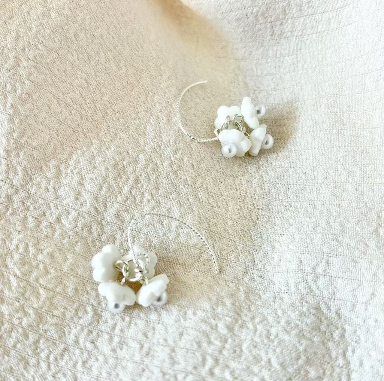 Flowing Clouds by the Ears