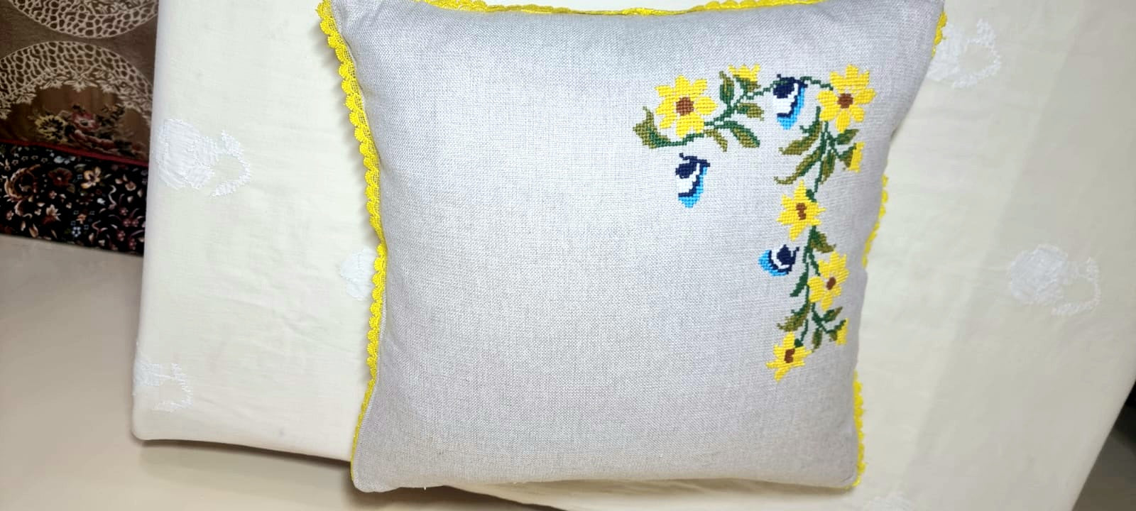 Handmade cushion cover - Embroidered