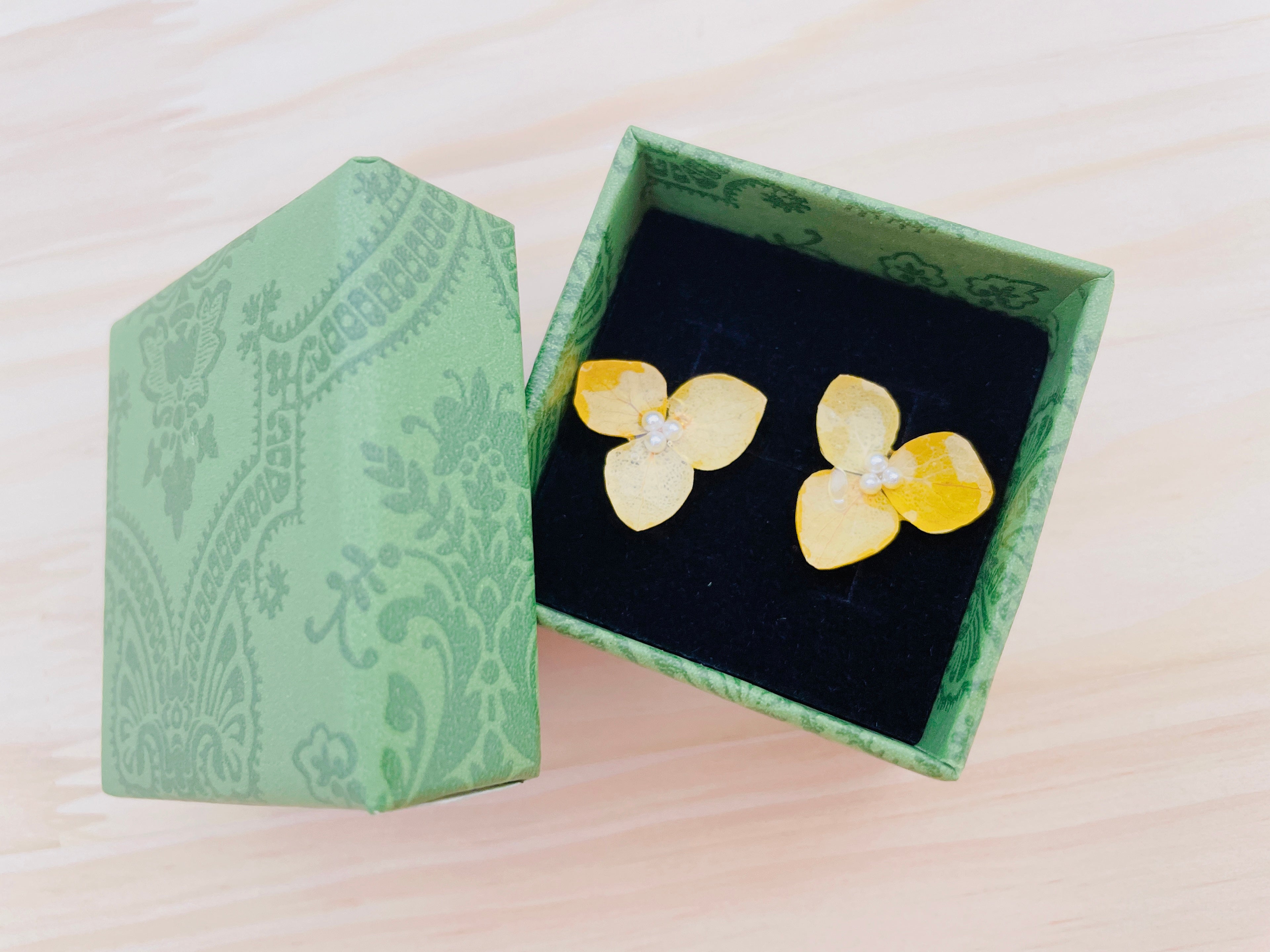 Fresh Flower Ear Studs: Elegant Floral Jewelry