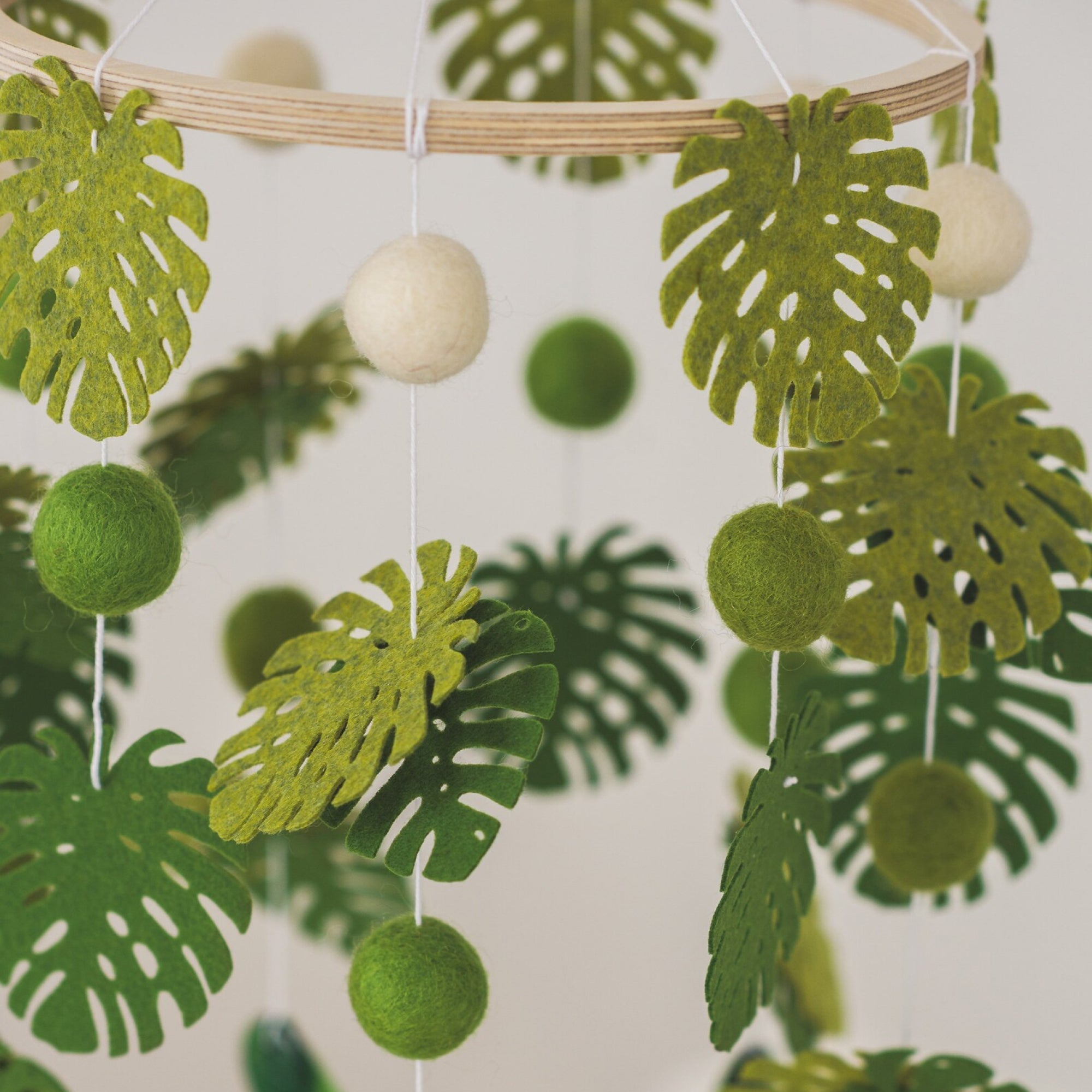 Felt baby mobile with monstera leafs for nursery decor or baby shower gift.